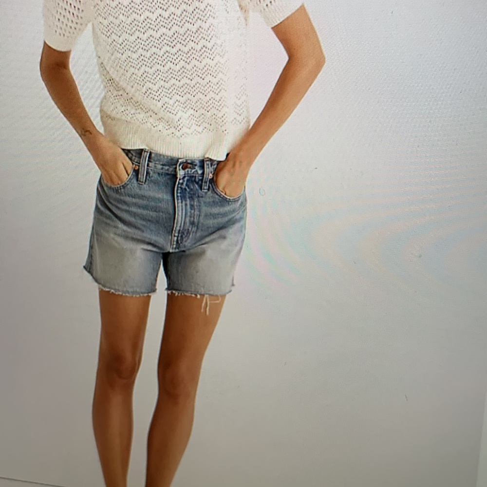 Like new Madewell relaxed fit denim shorts. Size 26. 5” inseam.